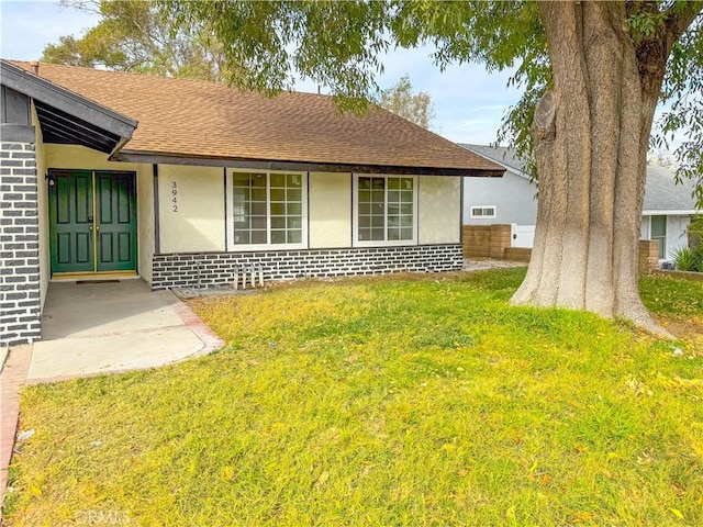 back of house featuring a lawn