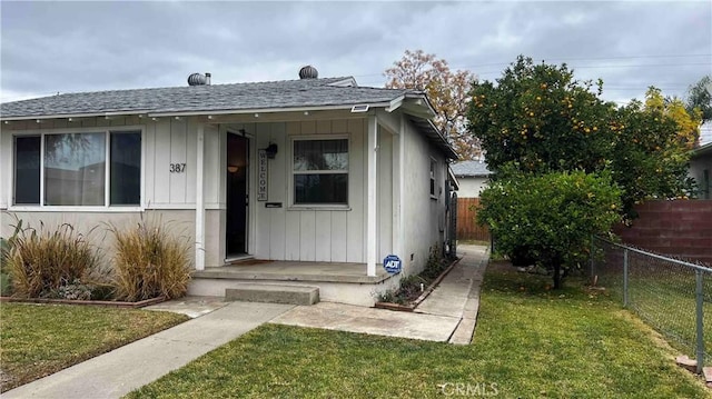 view of front of home with a front lawn