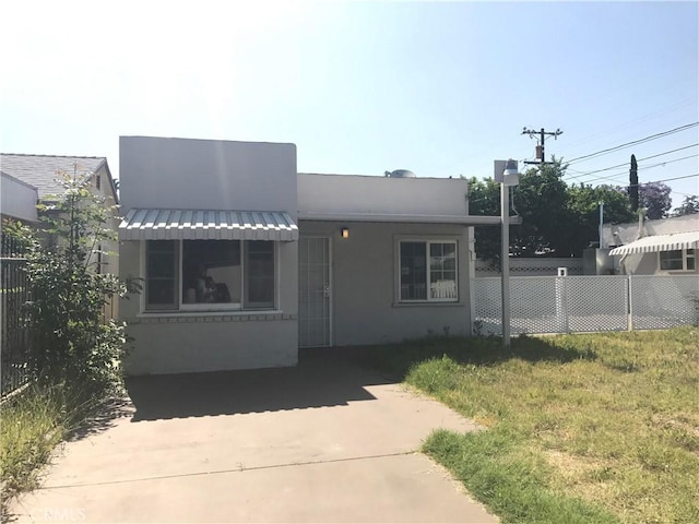 view of front of house with a front yard