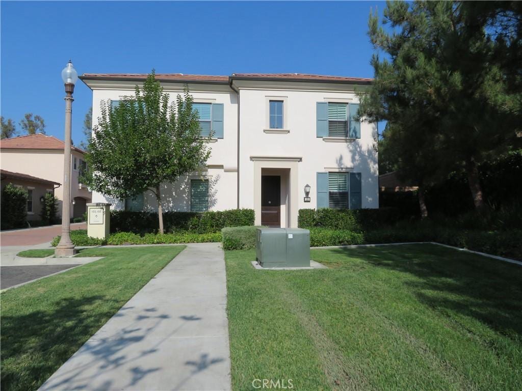 view of front of home featuring a front yard