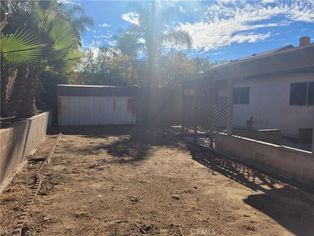 view of yard featuring a storage unit