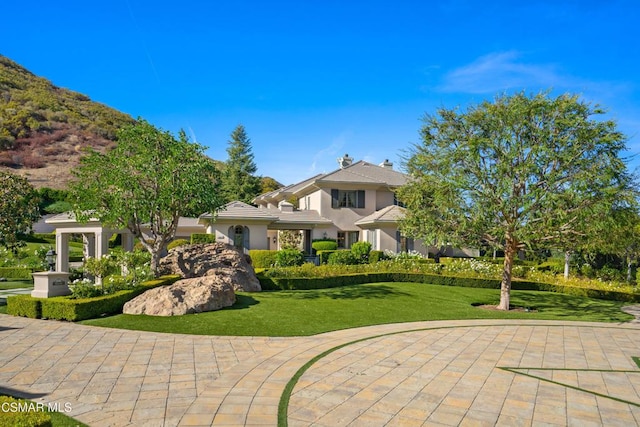 view of front of home featuring a front yard