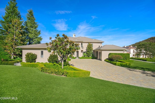 view of front of home featuring a front lawn