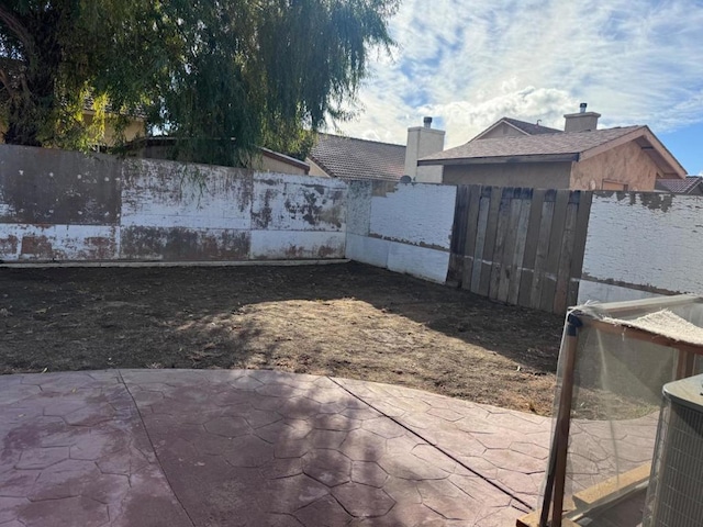 view of yard featuring a patio