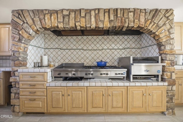 kitchen with backsplash