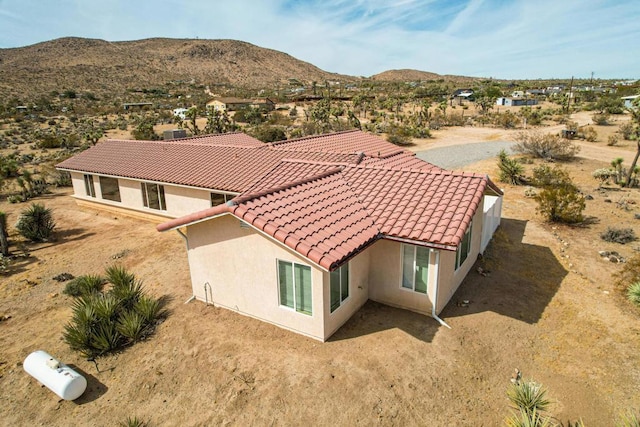 birds eye view of property featuring a mountain view