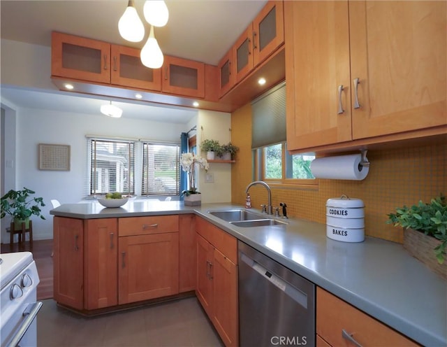 kitchen featuring a sink, tasteful backsplash, white range with electric stovetop, a peninsula, and dishwasher