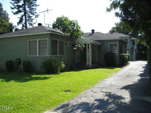 bungalow featuring a front lawn