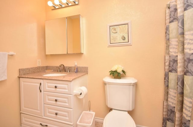 bathroom featuring a shower with curtain, vanity, and toilet