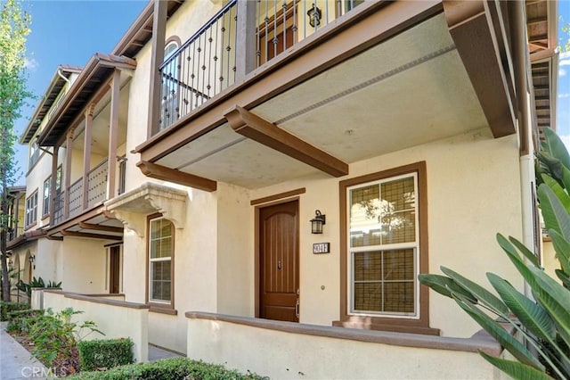 entrance to property featuring a balcony