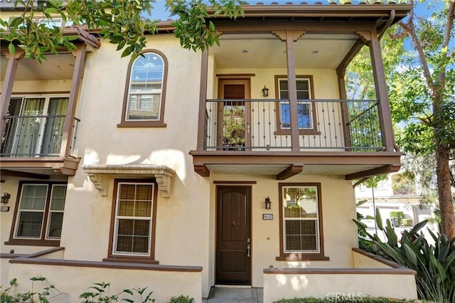 view of front of house featuring a balcony