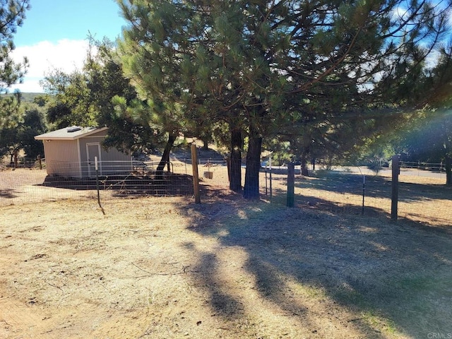 view of yard featuring an outbuilding