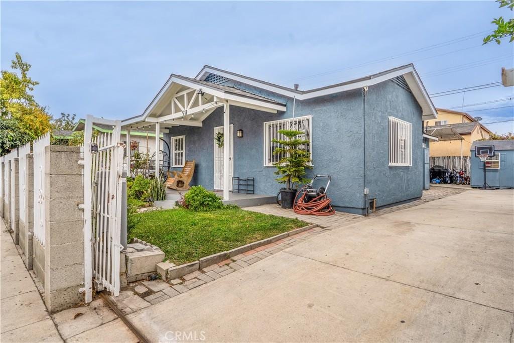 view of front of house with a front yard