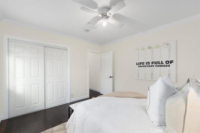 bedroom featuring a closet, dark hardwood / wood-style floors, ceiling fan, and crown molding