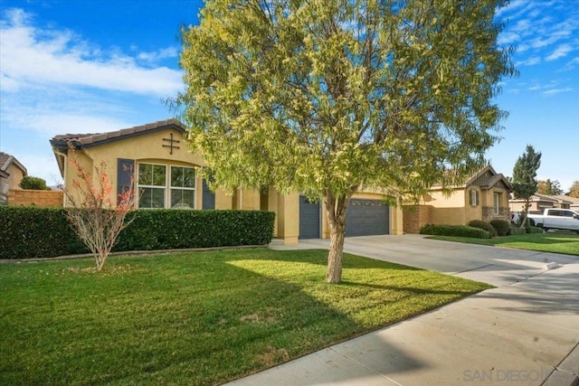 view of front of home featuring a front yard