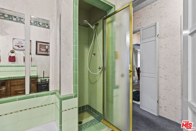 bathroom featuring tiled shower