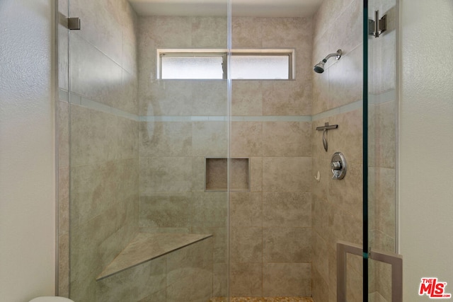 bathroom featuring tiled shower