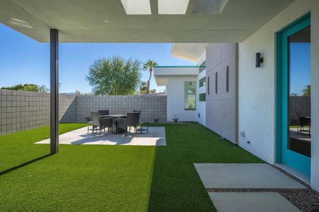 view of yard featuring a patio area