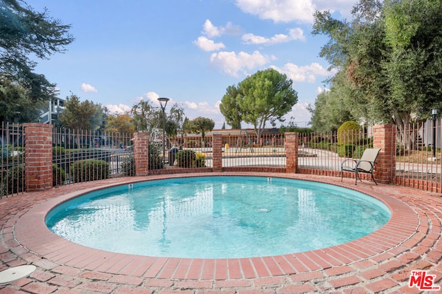 view of swimming pool