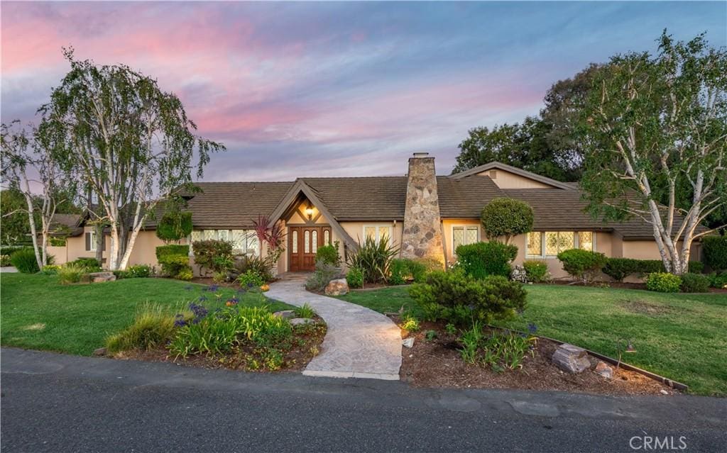 view of front of property featuring a lawn