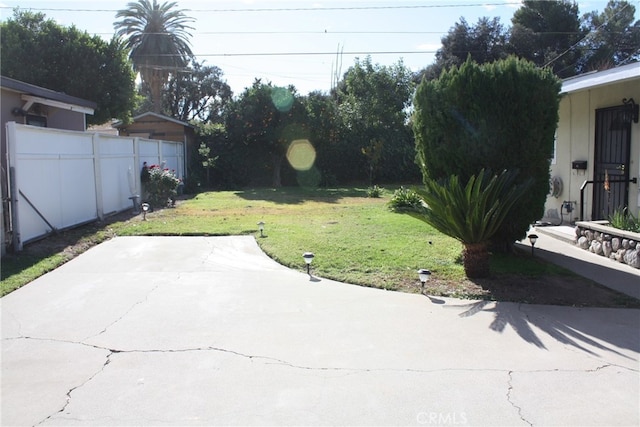 view of yard featuring a patio area