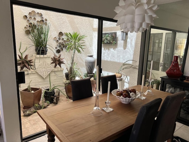 dining space with a notable chandelier