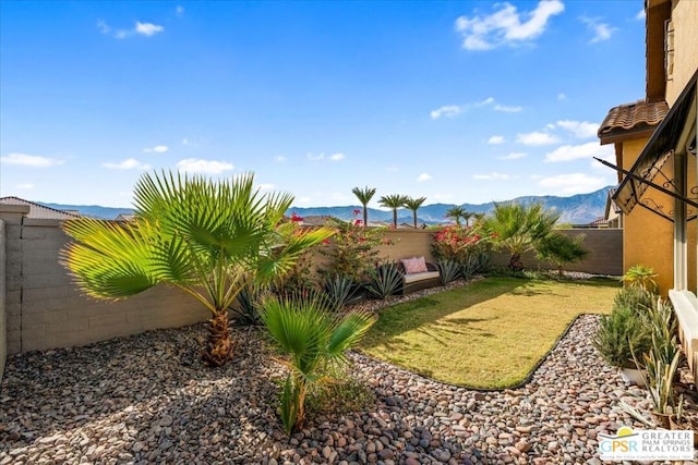 view of yard featuring a mountain view