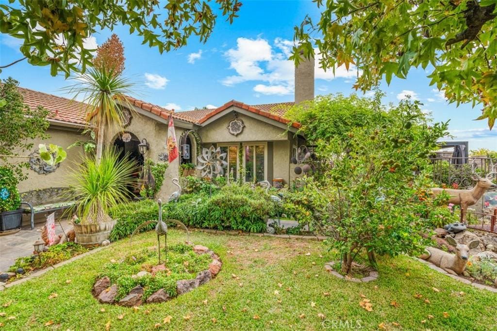 view of front of property featuring a front yard