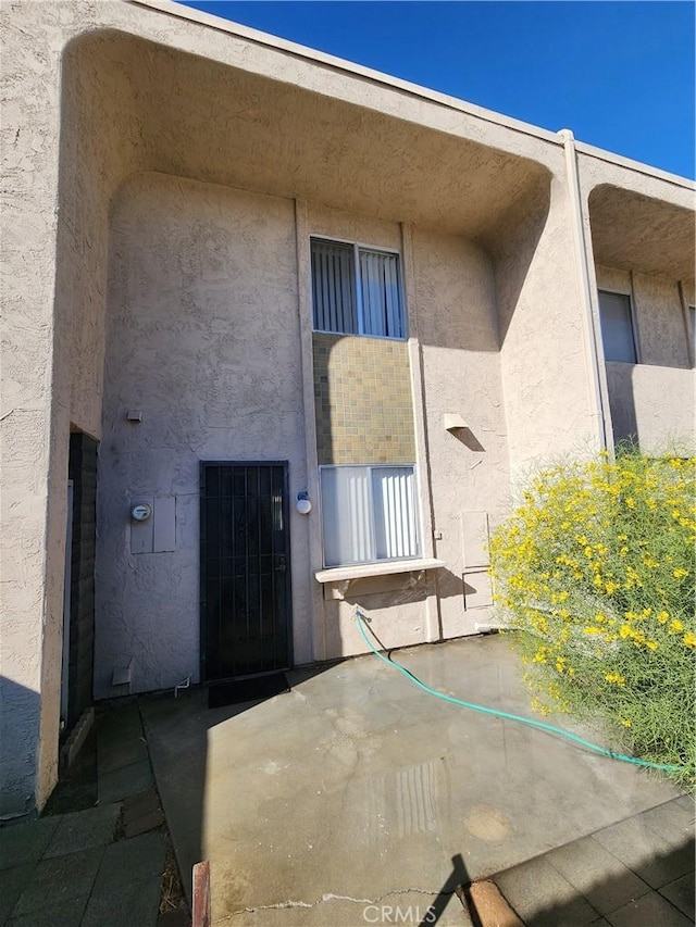 view of exterior entry featuring stucco siding