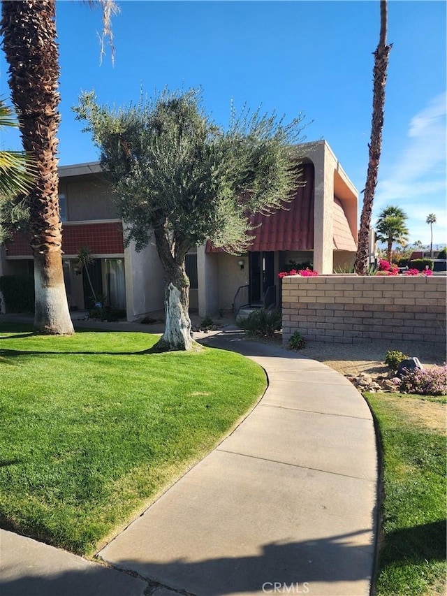 view of front facade with a front yard