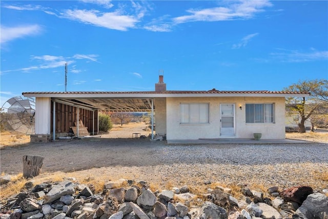 view of front of property with an outbuilding