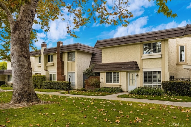 view of front of home with a front lawn