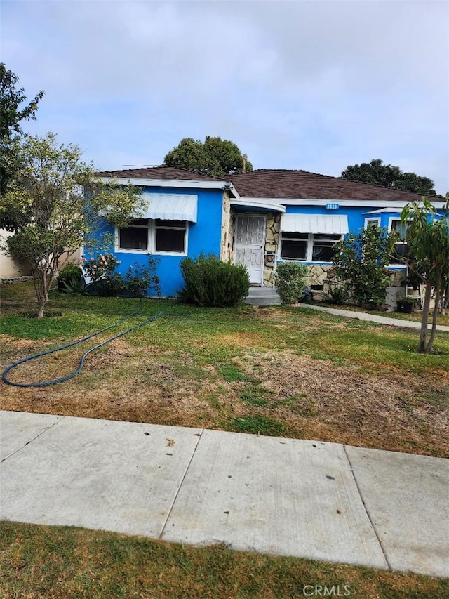 view of front of property with a front lawn