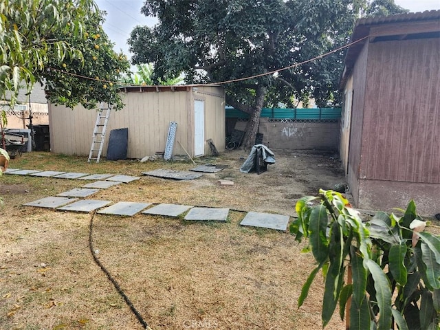 view of yard with a storage shed