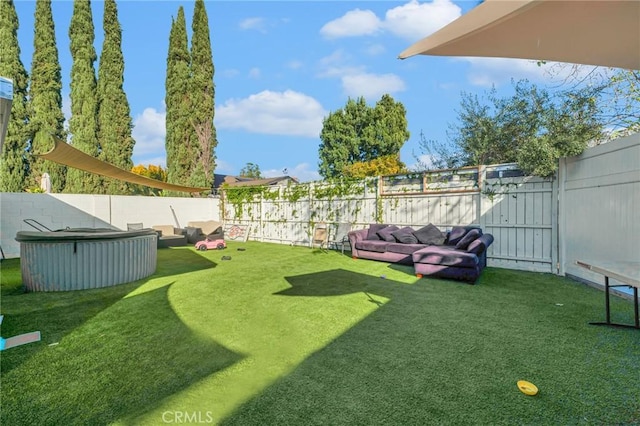 view of yard featuring outdoor lounge area