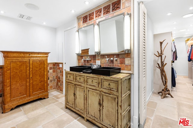 kitchen with sink and decorative backsplash