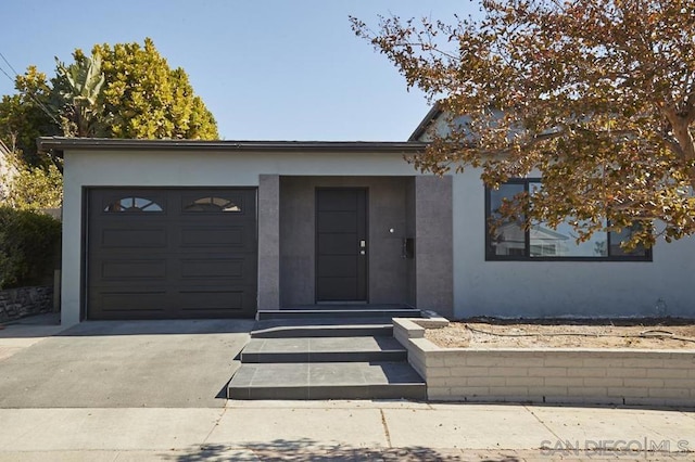 view of front facade featuring a garage