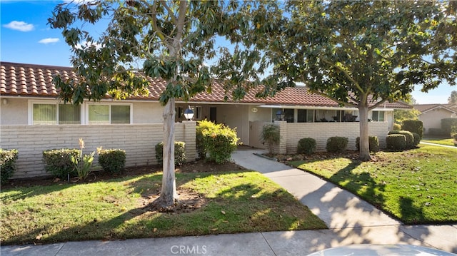 single story home featuring a front yard