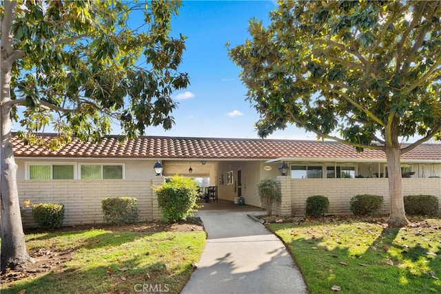 view of front of property with a front yard