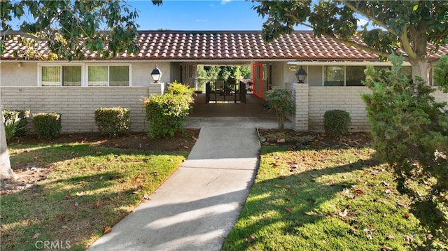 view of front of property featuring a carport and a front yard