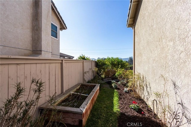 view of yard featuring a fenced backyard and a garden