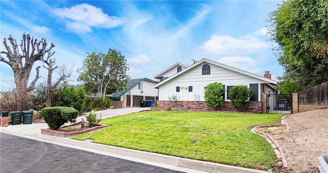 view of front of property featuring a front yard