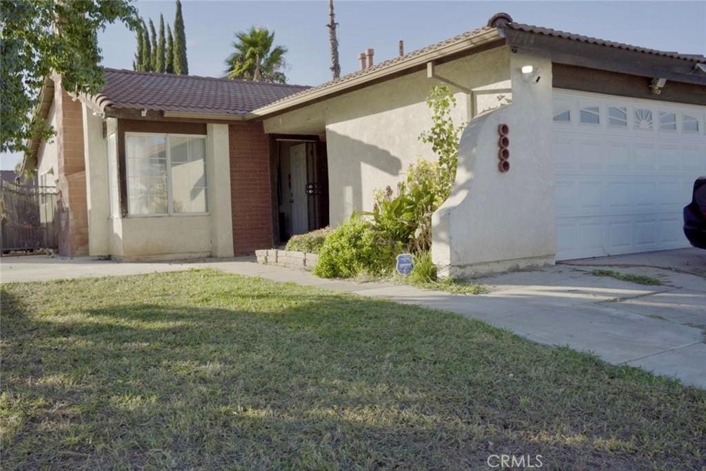 view of front facade with a front lawn and a garage