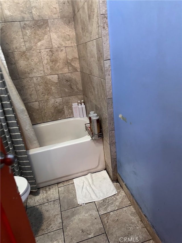 bathroom featuring toilet and shower / tub combo with curtain