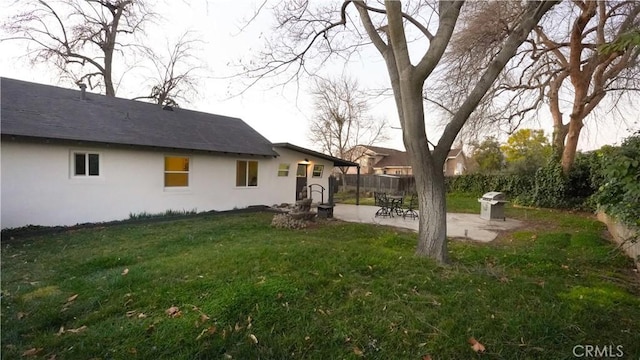 view of yard featuring a patio area