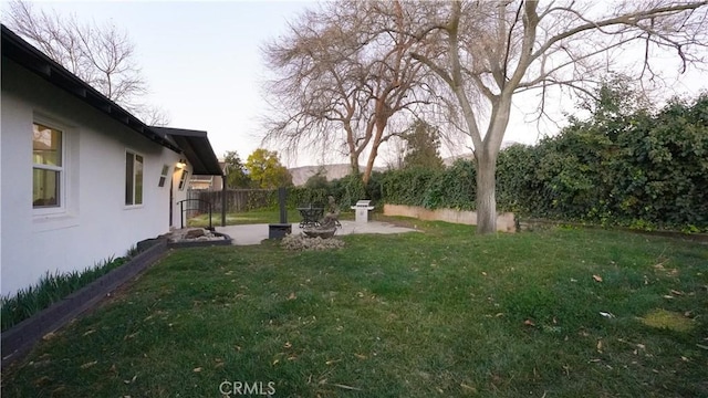 view of yard featuring a patio