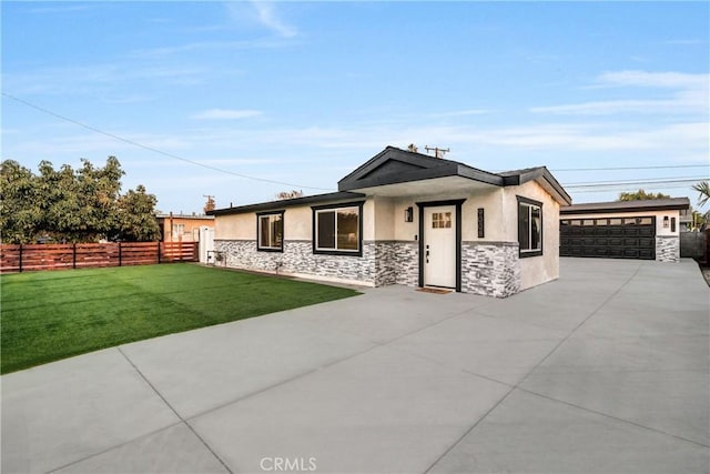 view of front of home featuring a front yard and a garage