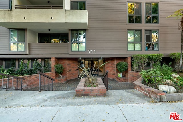 entrance to property featuring a balcony