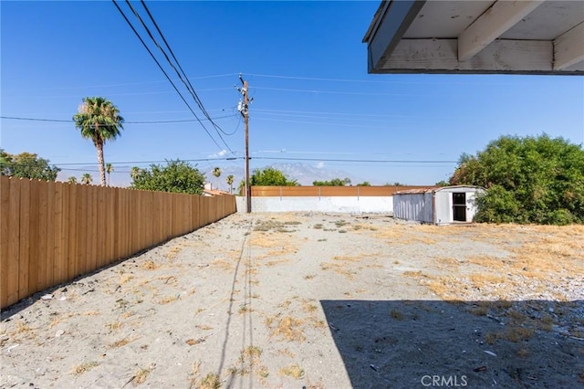 view of yard featuring a storage shed