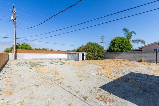 view of yard featuring a shed